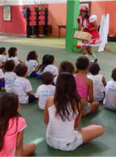 SSPDS e Detran levam espetáculo de teatro infantil para crianças da comunidade do Gereba