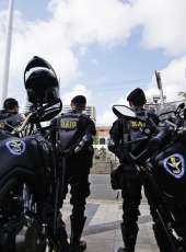 CPRaio da PMCE captura suspeito com duas armas de fogo após denúncia