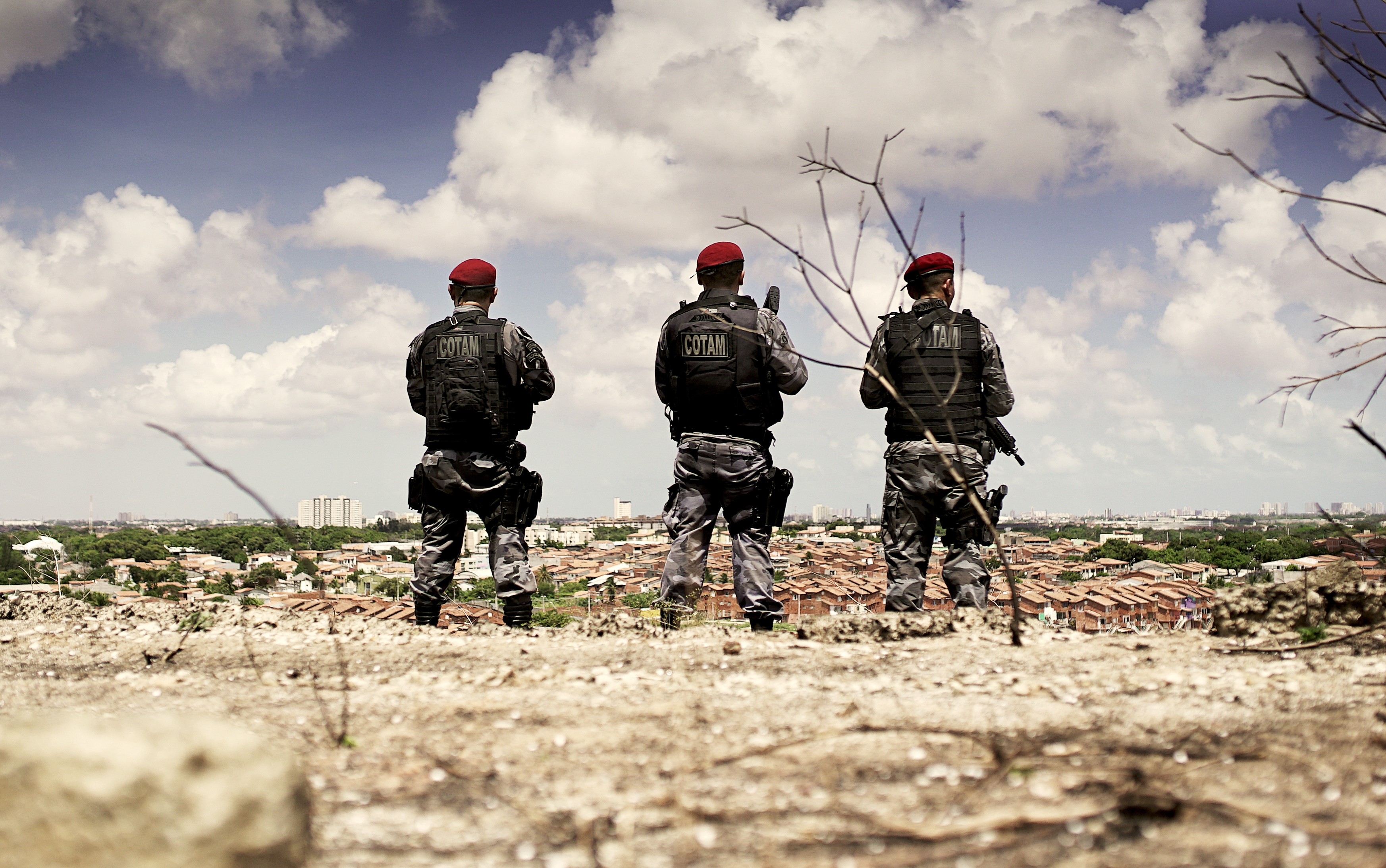 Cotam da PMCE prende grupo criminoso com armas de fogo e colete balístico na Capital