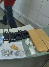 Motopatrulhamento da PM prende suspeito de tráfico de drogas em Fortaleza