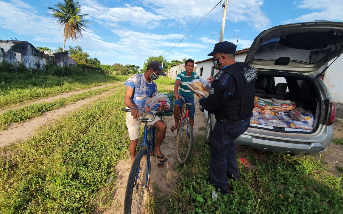 Policiais militares promovem ação social com entrega de cestas básicas em Paracuru