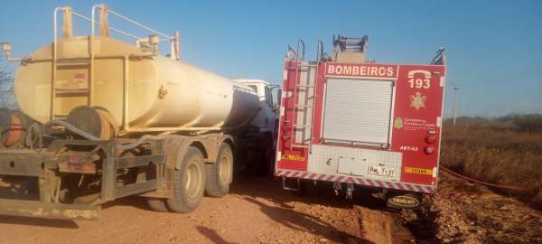 Bombeiros-debelam-incendio-em-vegetacao-na-BR-116-em-Limoeiro-do-Norte-1