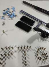Trio é capturado pela PMCE com drogas, três armas de fogo e 40 munições no Curió