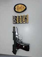 Suspeito com arma de fogo é preso pela Polícia Civil durante cumprimento de mandado em Solonópole