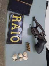 Dupla é presa com arma de fogo, munições e drogas durante ação do CPRaio em Canindé
