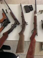 PMCE prende suspeito de tentativa de homicídio e apreende cinco armas de fogo