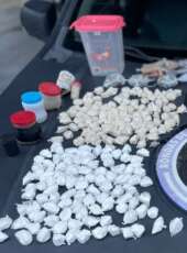 PMCE prende duas pessoas com drogas prontas para comercialização em Quixeramobim