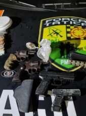 PMCE apreende armas e drogas enterradas em praia no Pirambu