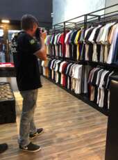 PC-CE realiza ação contra comércio de roupas falsificadas em loja do bairro Meireles