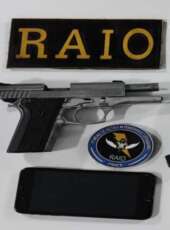 PMCE prende suspeito em posse de arma de fogo e drogas em Novo Oriente