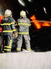 Corpo de Bombeiros debela incêndio em fábrica de plásticos em Maracanaú