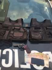 Adolescente é apreendido pela PMCE com arma de fogo e coletes balísticos