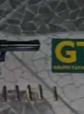 PMCE prende em flagrante dois suspeitos que estavam com uma arma de fogo em Fortaleza