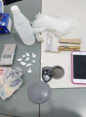 PMCE captura dupla e apreende drogas e celular em Fortaleza