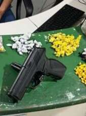 Polícia Militar prende dois suspeitos com drogas e simulacro de pistola no bairro Jangurussu